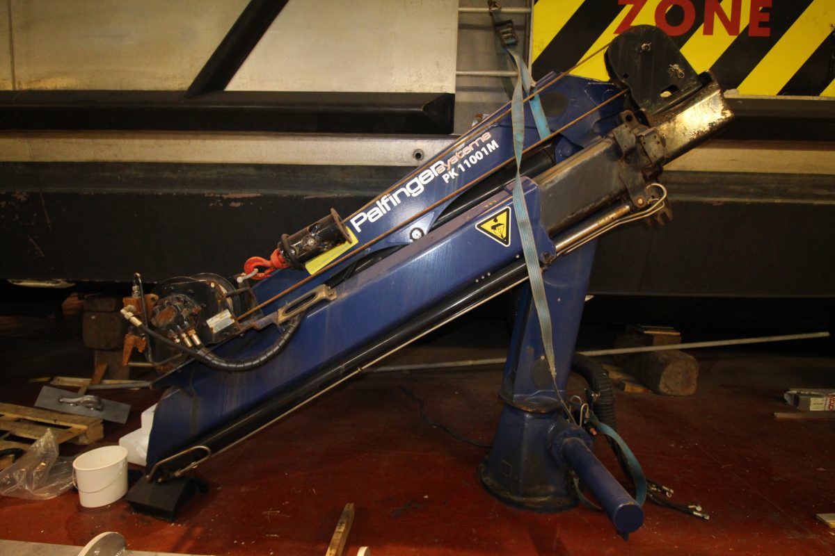 Rusted hydraulic lift hoist